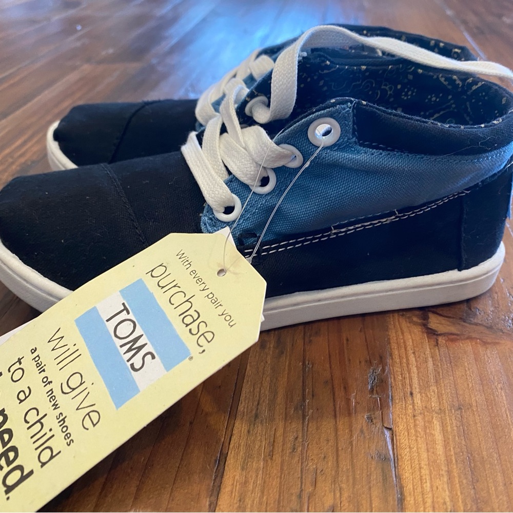 Boys Toms Botas blue/black Youth size 1 NWT